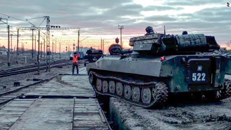 In diesem Bild aus einem Video, das das russische Verteidigungsministerium am Dienstag zur Verfügung gestellt hat, werden russische gepanzerte Fahrzeuge nach dem Ende der Militärübungen auf Bahnsteige verladen. 
