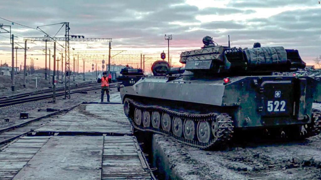 Russland sagt, es ziehe einige Truppen aus Gebieten in der Nähe der Ukraine ab, aber die Großübungen gehen weiter