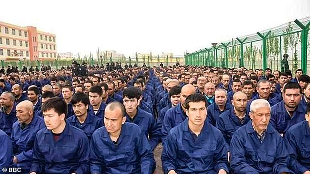 Häftlinge hören Predigten in einem Lager im Landkreis Lop, Xinjiang, China – Chinas nordwestlicher Provinz mit muslimischer Mehrheit.  China wurde beschuldigt, aufgrund kultureller und religiöser Unterschiede einen Völkermord in der Region angeführt zu haben