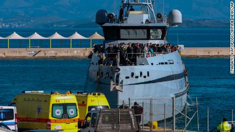 Das italienische Zollkontrollschiff Monte Speroni ist mit Passagieren, die von einer Fähre evakuiert wurden, in Korfu eingetroffen.