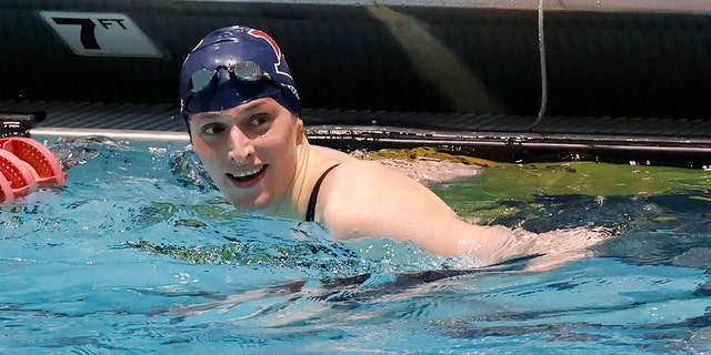Leah Thomas aus Pennsylvania lächelt, nachdem sie am Samstag, den 19. Februar 2022, in Cambridge, Massachusetts, das 100-Yard-Freestyle-Finale bei den Ivy League Women's Swimming and Diving Championships in Harvard gewonnen hat.