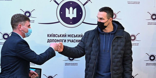 Der ehemalige ukrainische Boxer Wladimir Klitschko (rechts) begrüßt einen Mitarbeiter, nachdem er sich am 2. Februar 2022 bei einem Besuch in einem Freiwilligen-Rekrutierungszentrum in Kiew als Freiwilliger registriert hat. 