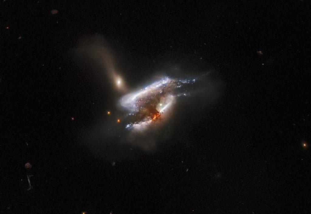 Auf diesem atemberaubenden Bild des neuen Hubble-Teleskops reißen sich drei Galaxien gegenseitig auseinander