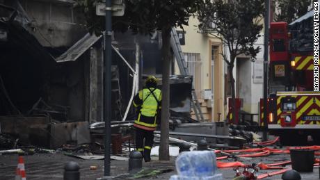 Ein Feuerwehrmann steht nach der Explosion in Saint-Laurent-de-la-Salanque am 14. Februar 2022 in der Nähe der Trümmer und der niedergebrannten Häuser. 