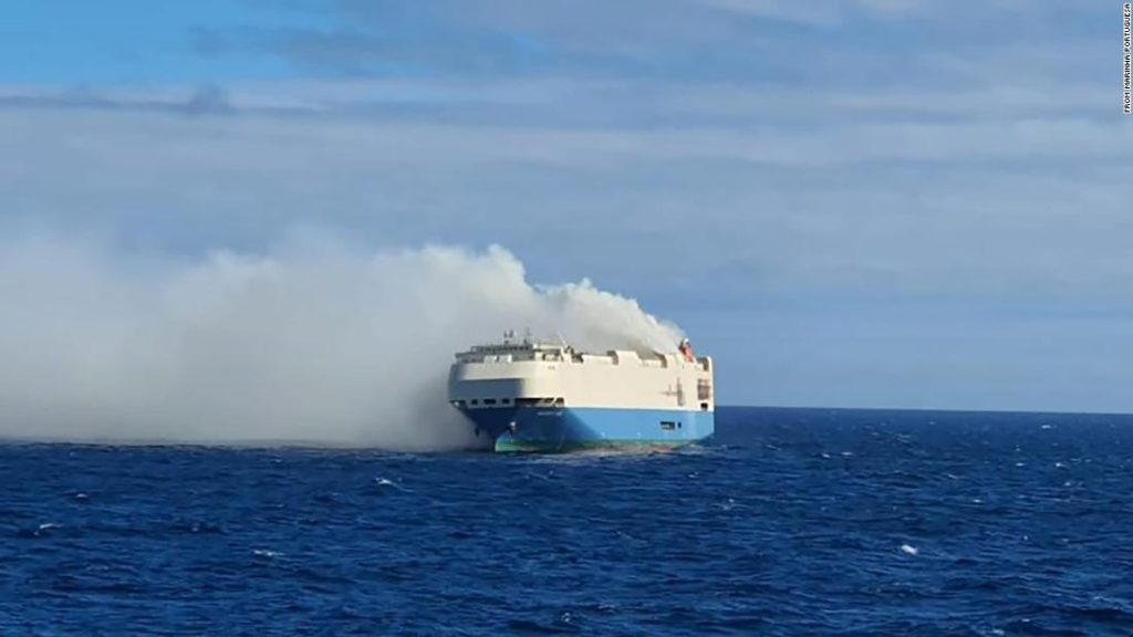 Felicity Ace: Ein Frachtschiff voller Luxusautos, die in Flammen stehen und mitten im Atlantik treiben