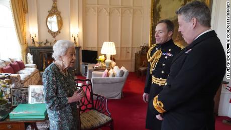 Königin Elizabeth II. spricht am 16. Februar im Oak Room von Schloss Windsor mit Admiral James MacLeod und Generalmajor Eldon Millar (rechts). 
