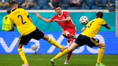 Lewandowski trifft im EM-Spiel 2020 gegen Schweden.