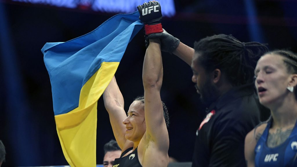Die ukrainische Kämpferin Marina Moroz ist emotional, nachdem sie UFC 272 gewonnen hat