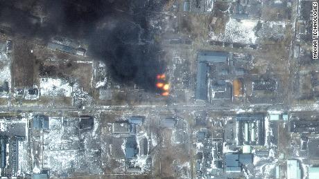 Dieses Satellitenbild zeigt Brände in einem Industriegebiet im westlichen Teil von Mariupol am 12. März.