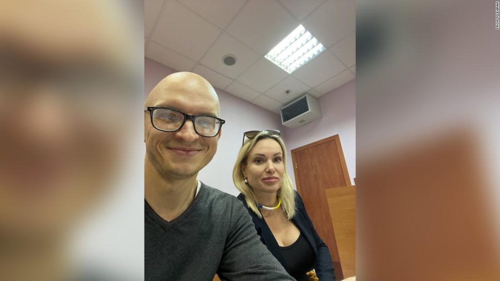 Marina Ovsianikova: Russische Fernsehreporterin, die gegen den Krieg in der Ukraine auf Sendung protestierte, erscheint vor Gericht