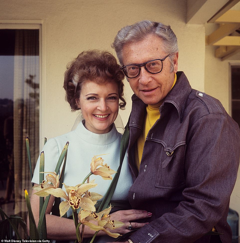 Bond: Die Comedy-Legende und ihr Ehemann Allen Lowden bauten das dreistöckige Haus am Strand in Carmel Valley, Kalifornien, ursprünglich in den frühen 1980er Jahren zusammen (das Paar wurde 1974 zusammen fotografiert).