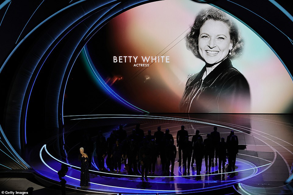 Zu Ehren: Betty White trat während eines Clips auf 