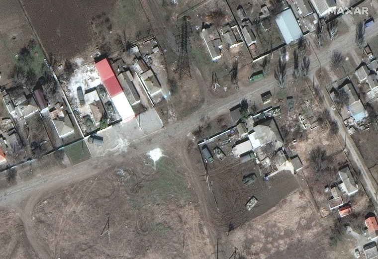 Russische Militärfahrzeuge parkten direkt neben Häusern nordöstlich von Mariupol. 