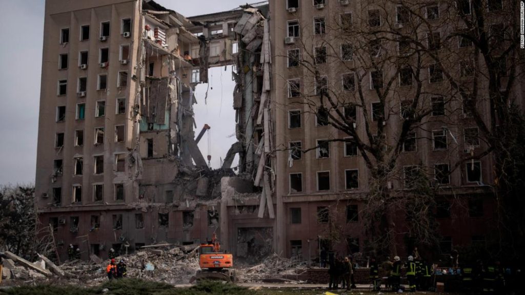 Russland marschiert in die Ukraine ein, Fotos bestätigen Explosionen in Mariupol