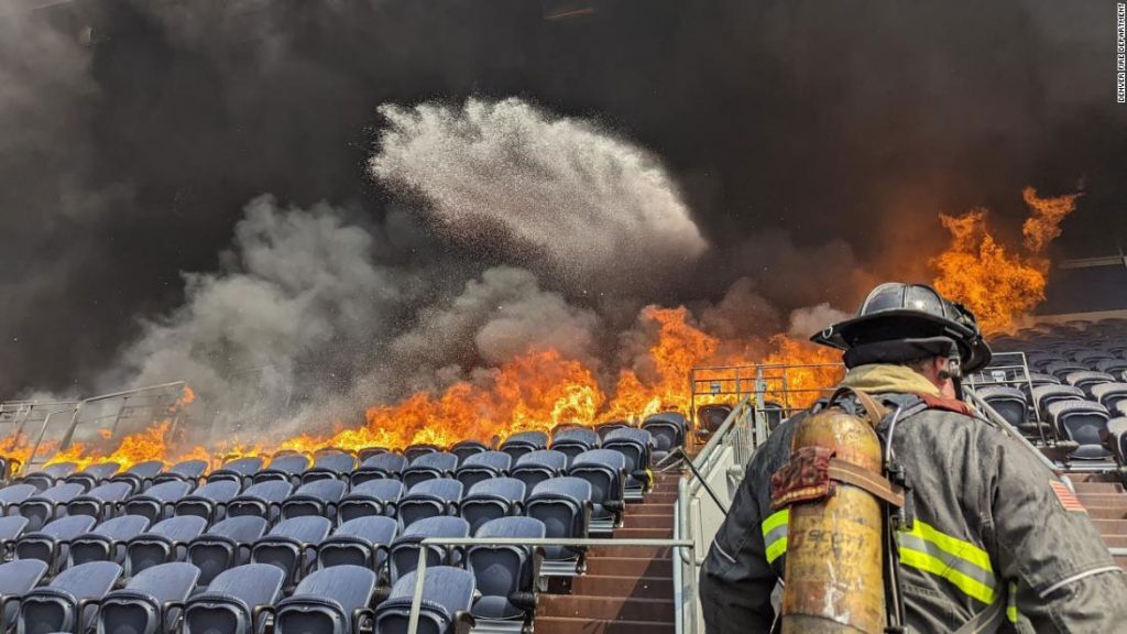 Denver Broncos Stadionsitze, Flügelbereiche brennen in „großem Feuer“