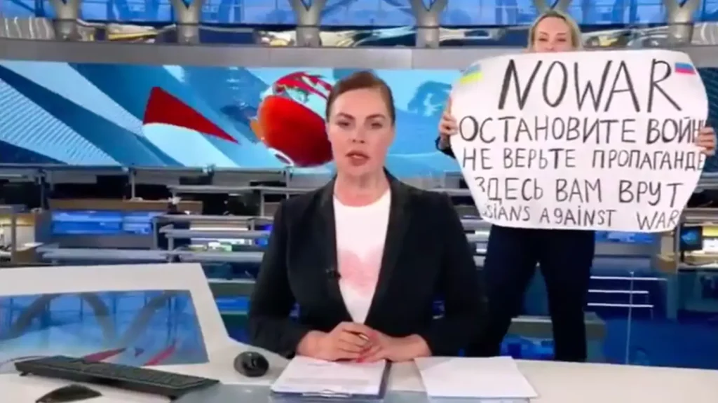 Die Mitarbeiterin von Channel One, Marina Ovsianikova, wurde nach Angaben der Gruppe festgenommen, nachdem sie gegen das russische Staatsfernsehen protestiert hatte