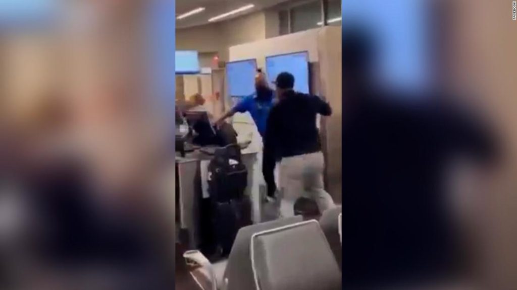 Die Polizei sagt, ein Mann schlägt einen Southwest-Mitarbeiter am Flughafen von Atlanta
