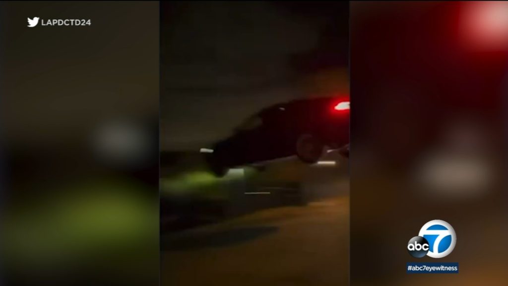 Los Angeles: Ein gefährlicher Stunt mit einem Tesla-Auto endet in einem Unfall im Stadtteil Echo Park;  Die Polizei von Los Angeles ermittelt wegen Fahrerflucht