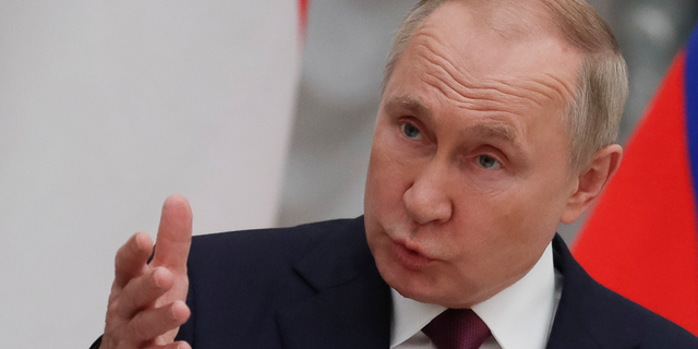 Der russische Präsident Wladimir Putin zeigt, während er während einer gemeinsamen Pressekonferenz in Moskau am 1. Februar 2022 vor den Medien spricht. 