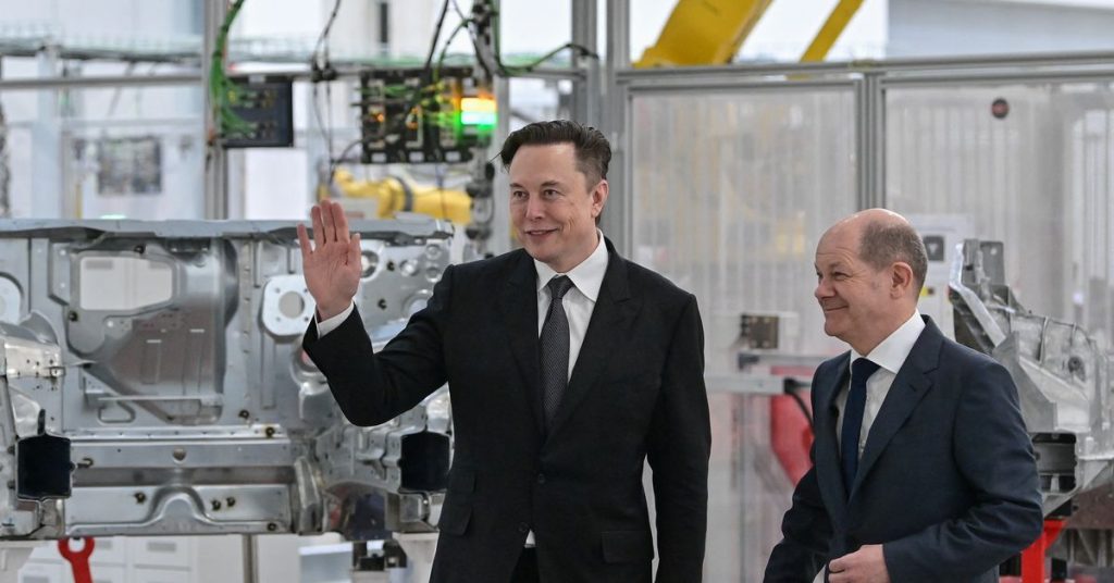 Tanzender Moschus überreicht Fahrern die ersten Teslas aus der neuen deutschen Gigfactory
