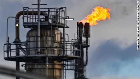 Öl steigt über 110 $, Erdgas steigt, da die Märkte wegen Russland in Panik geraten
