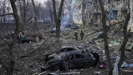 Russlands Bombardierung eines Entbindungs- und Kinderkrankenhauses sei ein brutaler Akt, sagt Selenskyj