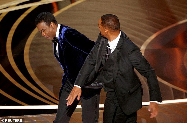 Will Smith schlägt Chris Rock, während Rock während der 94. Oscar-Verleihung in Hollywood auf der Bühne spricht