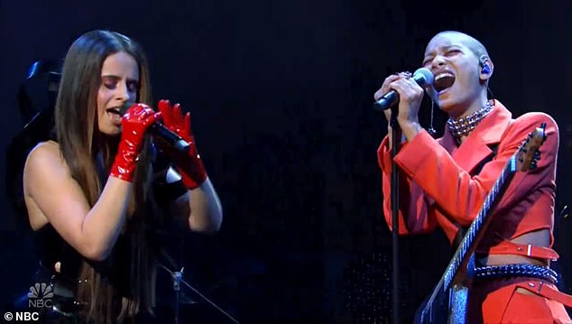 Nach einer weiteren Runde Witze auf Kosten der 10-jährigen Oscar-Sperre ihres Vaters wegen Ohrfeigens von Chris Rock trat Willow Smith (Bild rechts) diese Woche mit der Sängerin Camila Cabello bei Saturday Night Live auf.