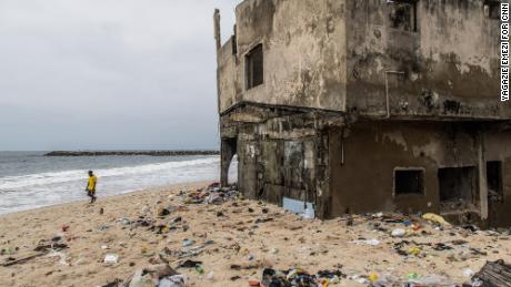 Während Länder debattieren, wer für die Klimakrise bezahlen soll, wird eine Gemeinde auf der Insel Lagos vom Meer verschluckt 