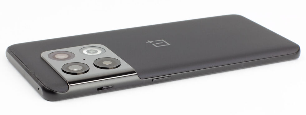 Abweichungen von der Norm erlauben sich die meisten Smartphone-Hersteller nur beim Kamerablock-Design.  OnePlus entschied sich für dieses Rundum-Design.