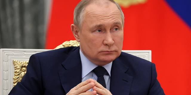 Der russische Präsident Wladimir Putin hört am Mittwoch während einer Sitzung des Aufsichtsrats des Landes der Möglichkeiten für Russland im Kreml in Moskau, Russland, zu.
