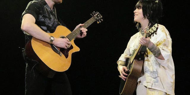 Finneas und Billie Eilish treten während des Coachella Valley Music and Arts Festival 2022 im April auf der Bühne des Coachella Theatre auf.