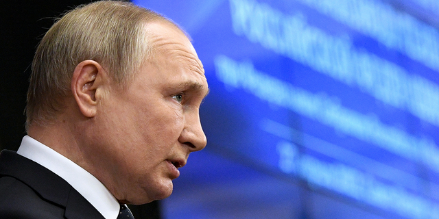Der russische Präsident Wladimir Putin hält am Mittwoch, den 27. April, eine Rede bei einer Sitzung des Gesetzgebenden Rates der Russischen Föderalen Versammlung im Tauridenpalast in St. Petersburg, Russland.