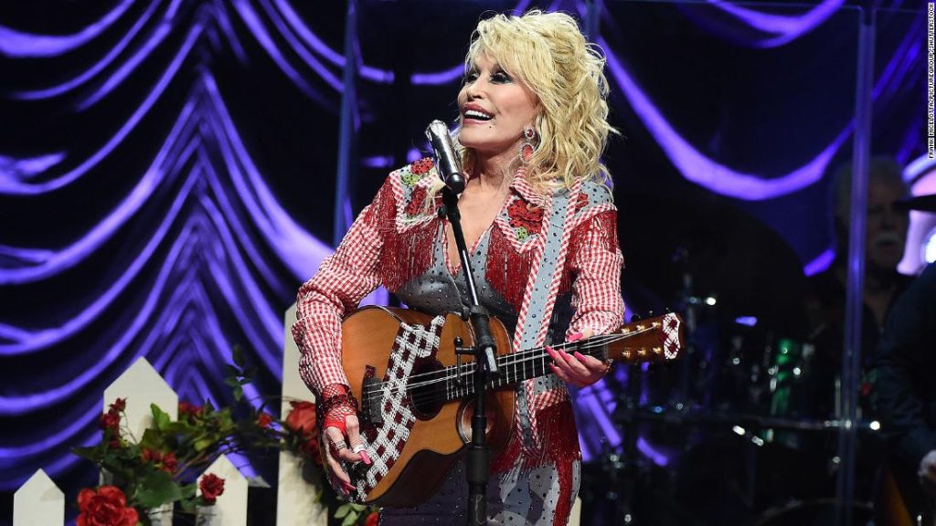 Dolly Parton sagt nun, dass sie einen Platz in der Rock and Roll Hall of Fame annehmen würde, wenn sie ausgewählt würde
