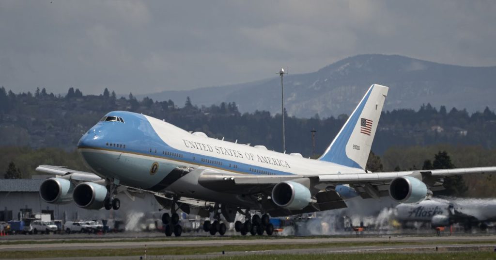 Boeing-CEO nennt Trumps Air Force One-Deal ein Risiko, das „vielleicht nicht hätte eingegangen werden sollen“