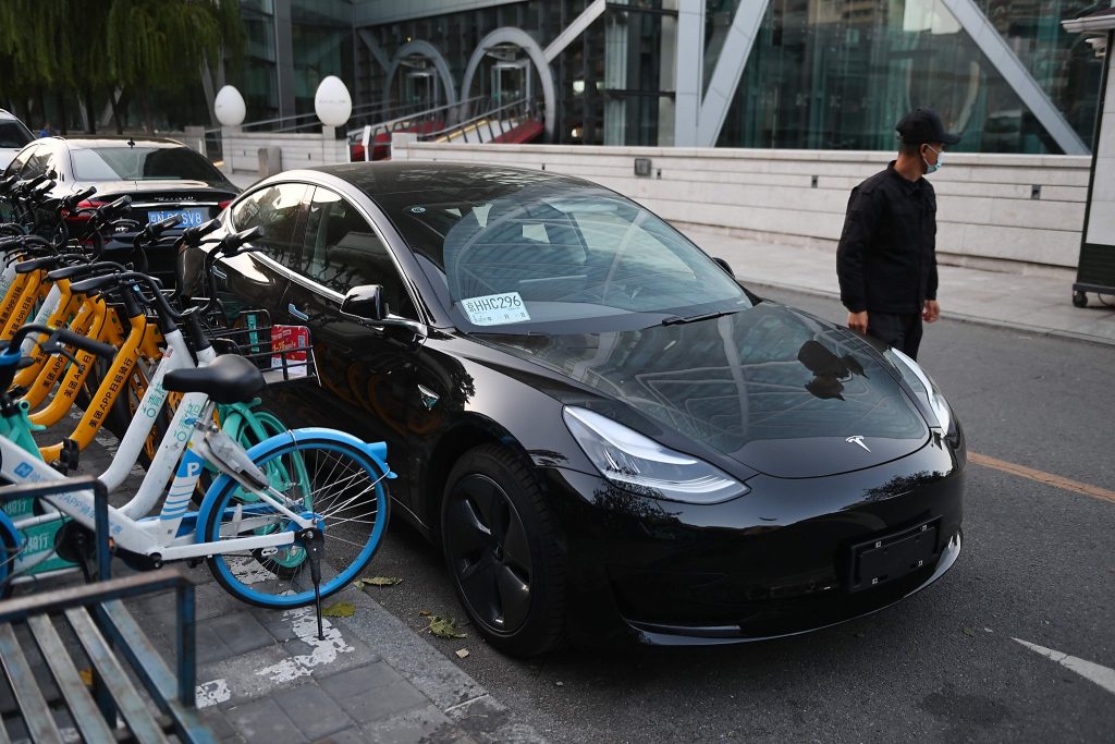 Der Fahrer sagt, Tesla sei auf dem California Highway mit 83 Meilen pro Stunde festgefahren