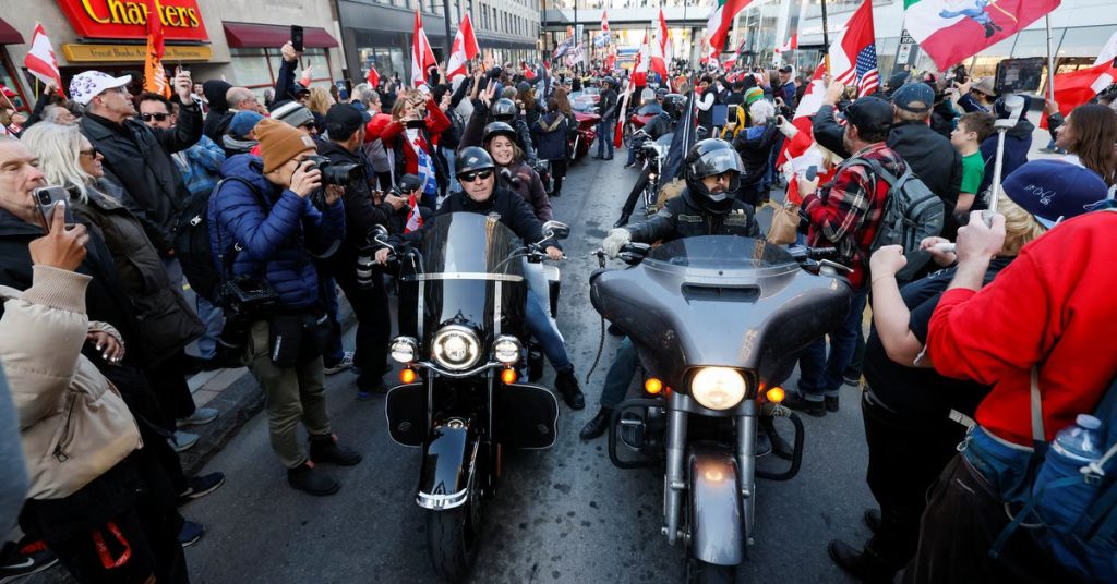 Die Polizei verhaftet mehrere in der kanadischen Hauptstadt, als eine Motorradparade gewalttätig wird