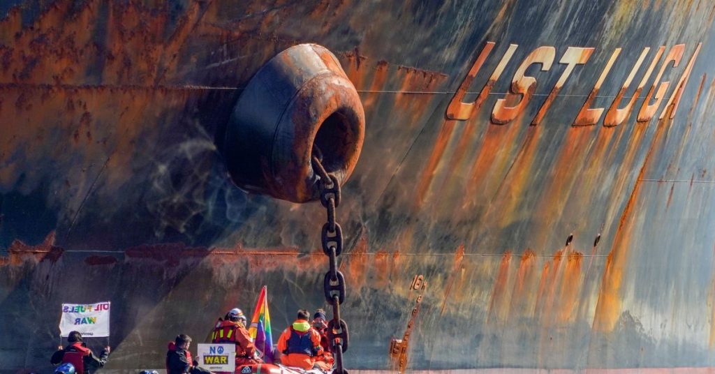 Norwegen nimmt Aktivisten fest, die einen russischen Öltanker blockieren