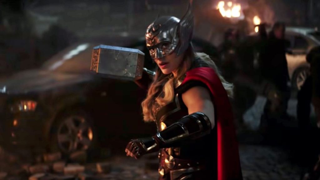 Thor: Love and Thunder Film mit Natalie Portmans Jane Foster, die den Hammer aufhebt