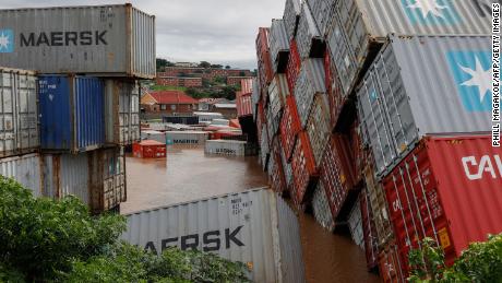 Schiffscontainer stürzten bei starkem Regen und Wind in Durban.