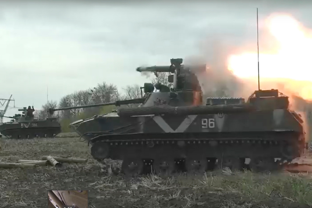 Russische Fallschirmjäger auf einem BMD-4-Schützenpanzer, der von einer Panzerabwehrrakete feuert 