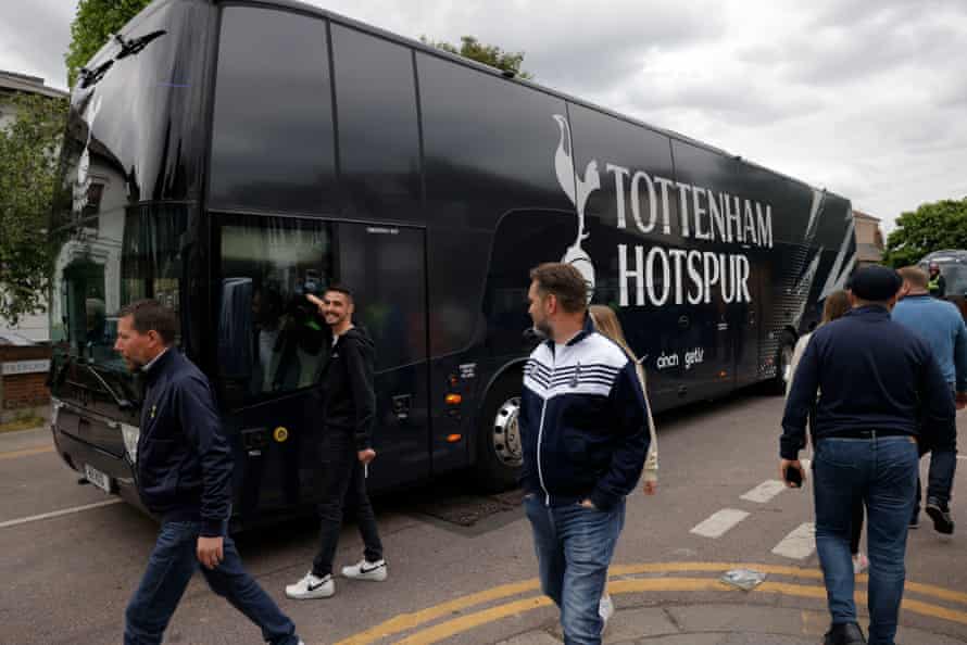Ein Tottenham-Bus steckte vor dem Premier-League-Spiel zwischen Tottenham Hotspur und Arsenal im Tottenham Hotspur Stadium in Bodennähe im Verkehr fest.