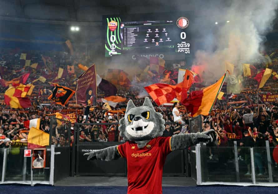 Das Maskottchen der Roma hilft, die Roma-Fans vor dem Anpfiff einzustimmen.