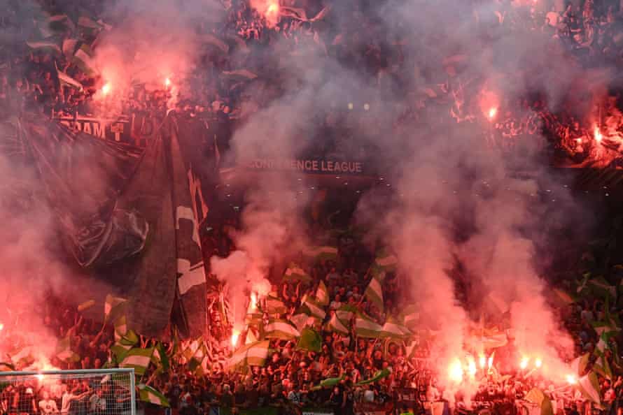 Feyenoord-Fans zünden ihre Fackeln während des Europa-League-Finales gegen Roma an.
