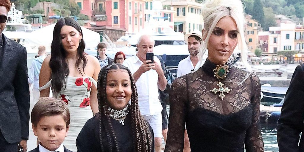 Kim Kardashian teilt einige Schnappschüsse hinter den Kulissen von Kourtneys Hochzeit