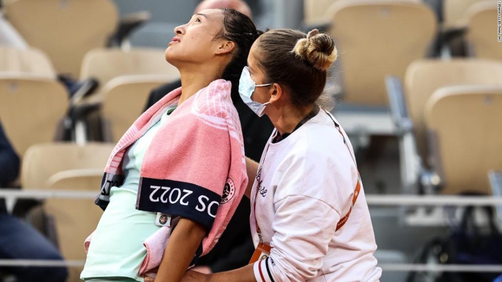 Zheng Qinwen: Menstruationsbeschwerden behindern den Traum der Chinesin bei den French Open, gegen Swiatek zu verlieren