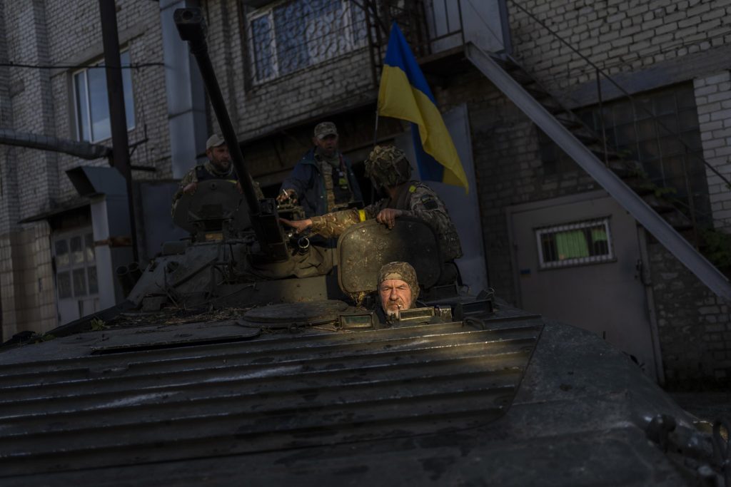 Die Ukraine und Russland kämpfen im Osten, während Zelensky die Front besucht