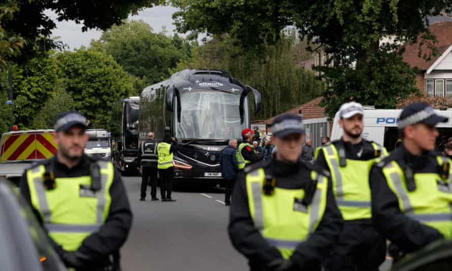 Vor dem Stadion von Tottenham Hotspur gibt es ein starkes Polizeiaufgebot, als der Arsenal-Mannschaftsbus ankommt.