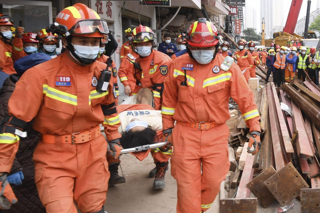 Zwei Menschen 50 Stunden nach dem Einsturz eines Gebäudes in China gerettet