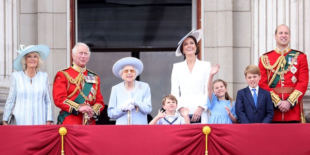 Das Platinum Jubilee of Elizabeth II wird vom 2. bis 5. Juni im Vereinigten Königreich und im Commonwealth gefeiert, um den 70. Jahrestag der Thronbesteigung von Queen Elizabeth II zu feiern.
